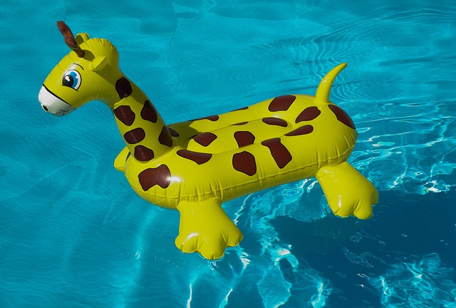 hračka na hladině bazénu