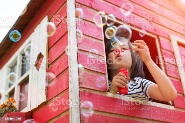 Dítě a bubliny 